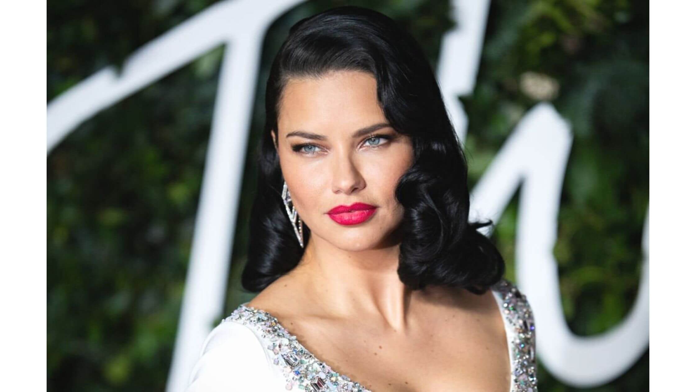 Coming-Fall-2022-Adriana-Lima-Revealed-Her-Pregnancy-With-Andre-Lemmers