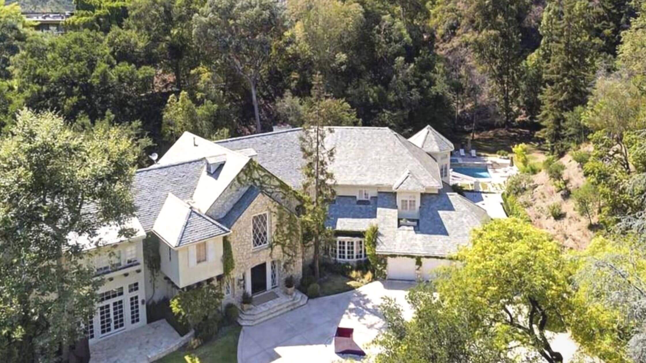 A-Sneak-Peek-Into-Reese-Witherspoons-25-Million-Brentwood-Home-1