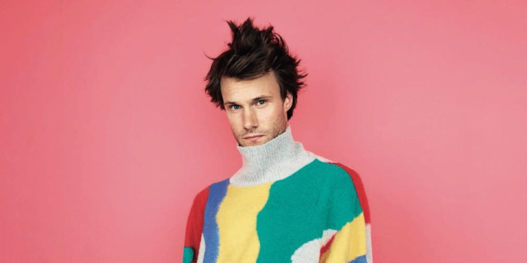 Hugh Skinner Biography - Married, With a Girlfriend or Gay?