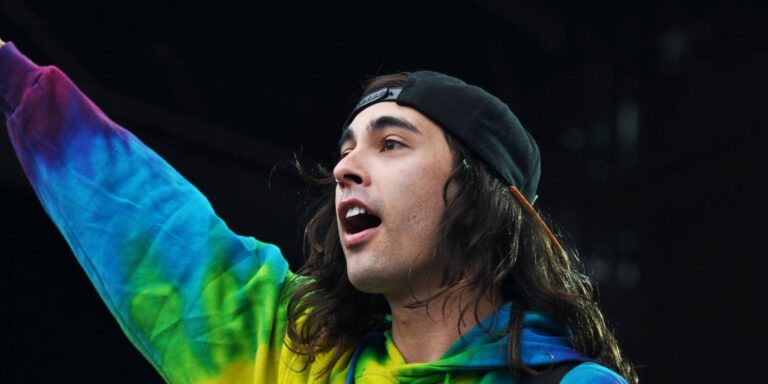 How old is Vic Fuentes?  Age, Girlfriend, Height, Net Worth, Bio