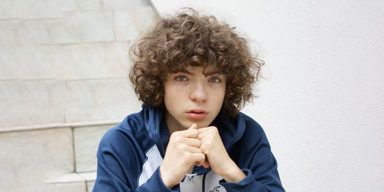 Who is Romann Berrux from "Outlander"?  Age, Dating, Wealth